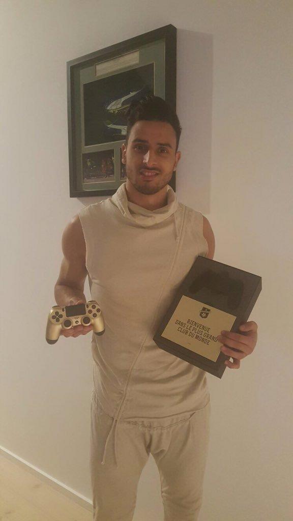 Sizce fotoğraflardaki 1989 doğumlu Faslı futbolcu Nacer Chadli mi daha seksi ve maskülen, Gerard Pique mi yoksa Burak Yılmaz mı?