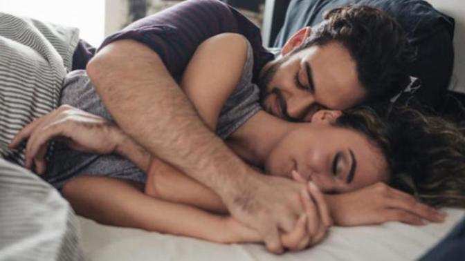Sevgiliyle kaşık olup uyumak sağlığa iyi geliyor! Büyük kaşık mı küçük kaşık mı olmak sağlığınıza daha etkili olur?