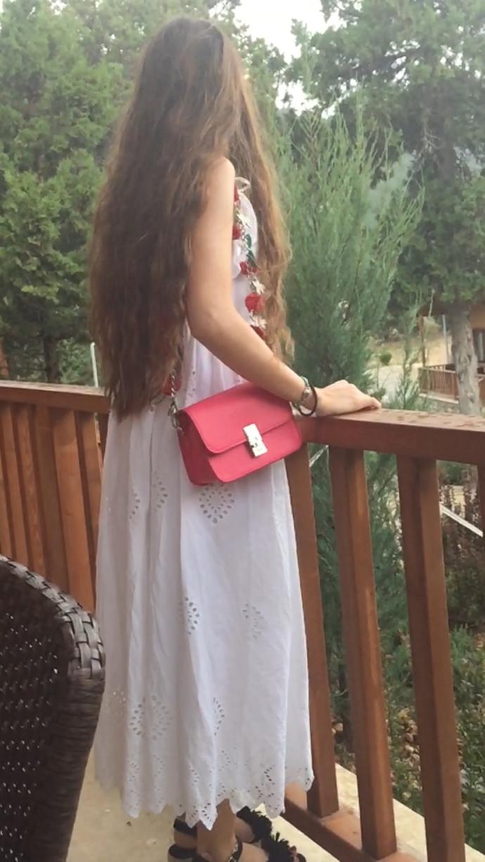 Beyaz elbise sever misiniz?
