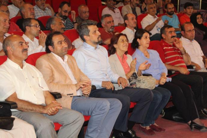 Hangi politikacı daha çekici ve karizmatik? Fotoğraflarını paylaştığım Garo Paylan mı, Berat Albayrak mı yoksa Eren Erdem mi?
