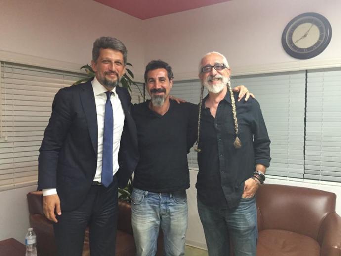 Hangi politikacı daha çekici ve karizmatik? Fotoğraflarını paylaştığım Garo Paylan mı, Berat Albayrak mı yoksa Eren Erdem mi?