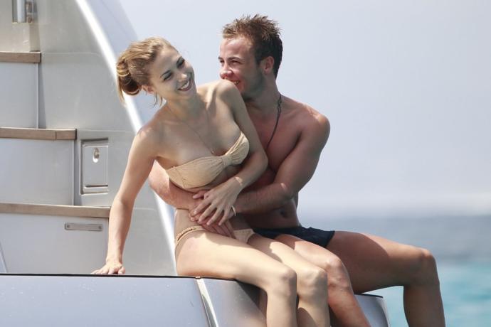Bence fotoğraflardaki futbolcu Mario Götze, meslektaşları Gerard Pique, Arda Turan ve Adil Rami'den daha seksi ve maskülen? Sizce?