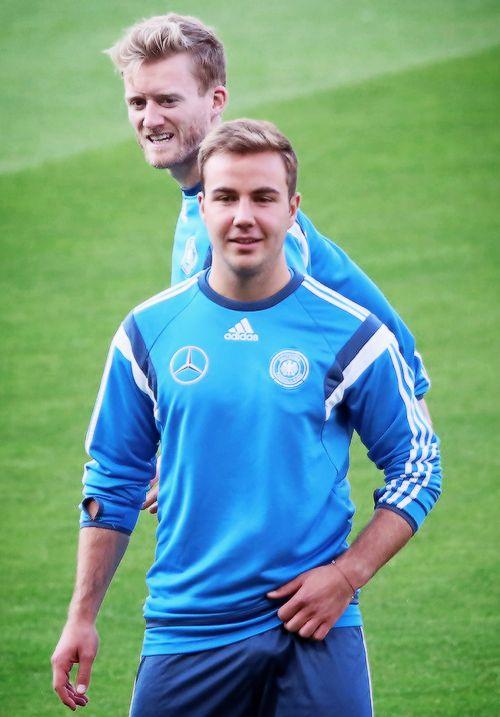 Bence fotoğraflardaki futbolcu Mario Götze, meslektaşları Gerard Pique, Arda Turan ve Adil Rami'den daha seksi ve maskülen? Sizce?