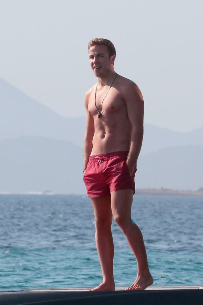 Bence fotoğraflardaki futbolcu Mario Götze, meslektaşları Gerard Pique, Arda Turan ve Adil Rami'den daha seksi ve maskülen? Sizce?