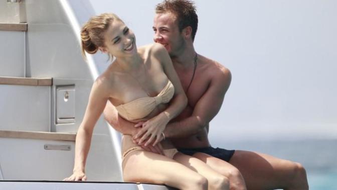 Bence fotoğraflardaki futbolcu Mario Götze, meslektaşları Gerard Pique, Arda Turan ve Adil Rami'den daha seksi ve maskülen? Sizce?