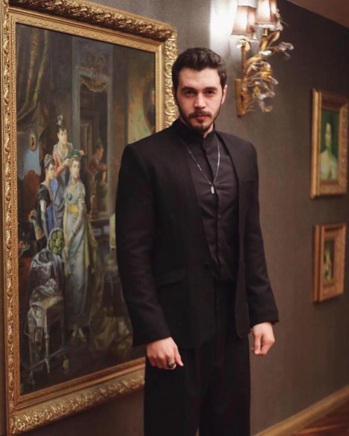 Bence fotoğraflardaki aktör İsmail Ege Şaşmaz, yere göğe sığdırılamayan Kerem Bürsin'den daha seksi, erkeksi ve karizmatik. Sizce?