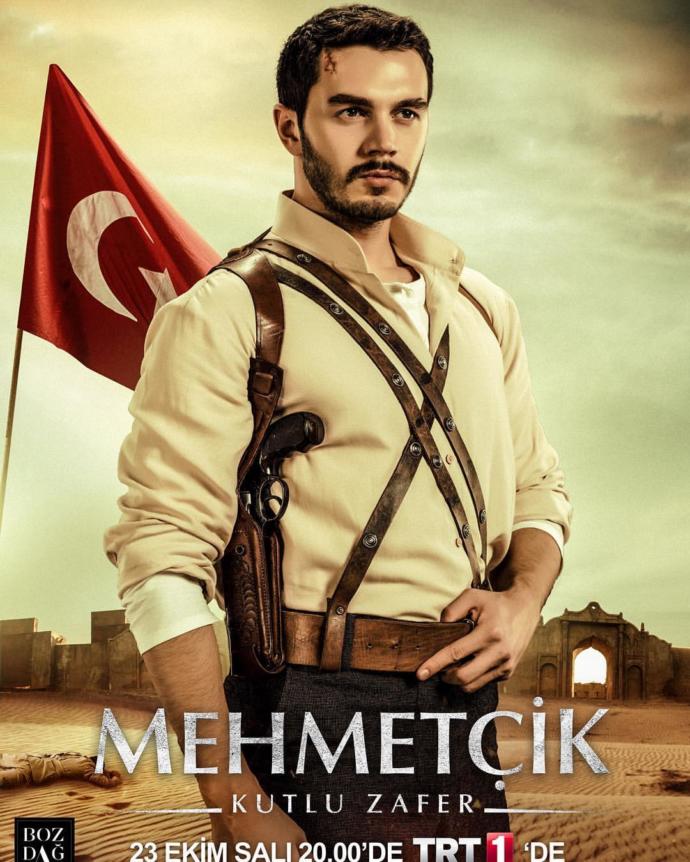 Bence fotoğraflardaki aktör İsmail Ege Şaşmaz, yere göğe sığdırılamayan Kerem Bürsin'den daha seksi, erkeksi ve karizmatik. Sizce?