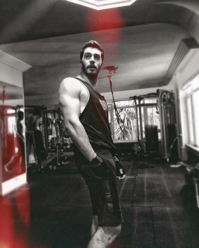 Bence fotoğraflardaki aktör İsmail Ege Şaşmaz, yere göğe sığdırılamayan Kerem Bürsin'den daha seksi, erkeksi ve karizmatik. Sizce?