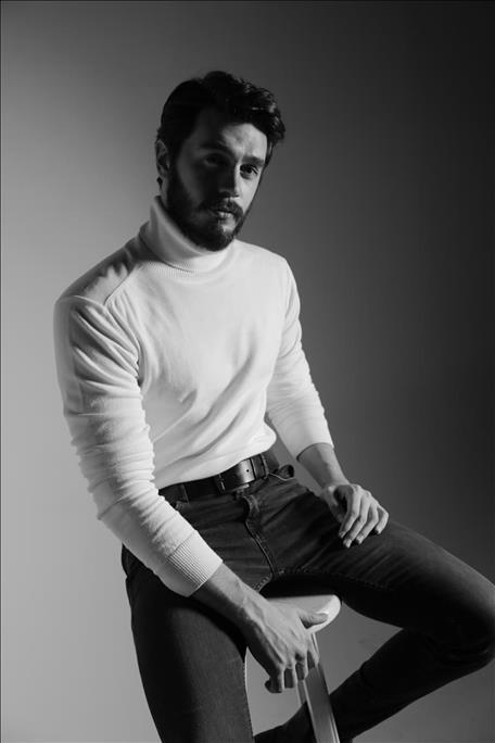 Bence fotoğraflardaki aktör İsmail Ege Şaşmaz, yere göğe sığdırılamayan Kerem Bürsin'den daha seksi, erkeksi ve karizmatik. Sizce?