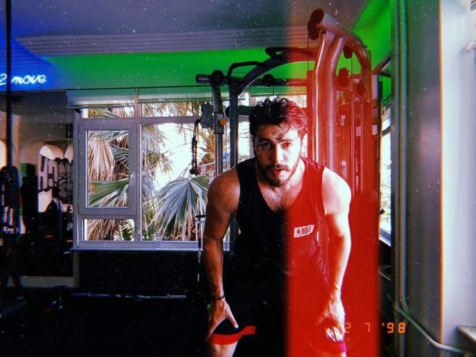 Bence fotoğraflardaki aktör İsmail Ege Şaşmaz, yere göğe sığdırılamayan Kerem Bürsin'den daha seksi, erkeksi ve karizmatik. Sizce?