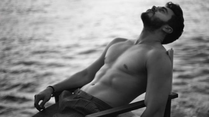 Bence fotoğraflardaki aktör İsmail Ege Şaşmaz, yere göğe sığdırılamayan Kerem Bürsin'den daha seksi, erkeksi ve karizmatik. Sizce?