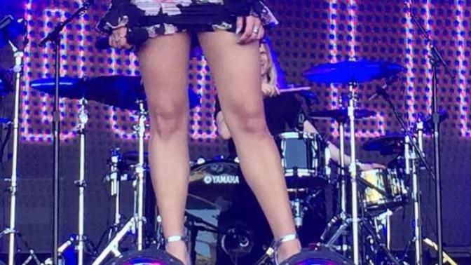 Dua Lipa'nın fiziği nasıl sizce?