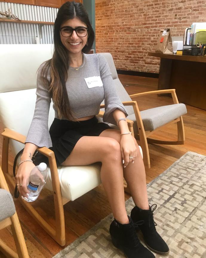 Sizce Mia Khalifa çekici mi?