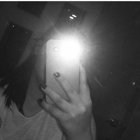 Sizce bu oda nedir? Kız neden karanlikta selfie yapmis tamam yuzunu göstermek istemiyor ama karanlikta selfie yapilir mi?