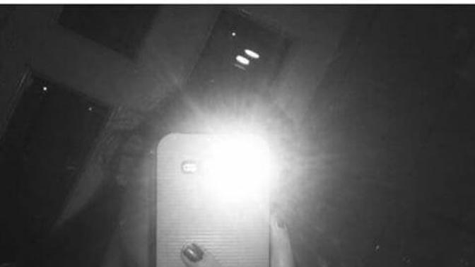 Sizce bu oda nedir? Kız neden karanlikta selfie yapmis tamam yuzunu göstermek istemiyor ama karanlikta selfie yapilir mi?
