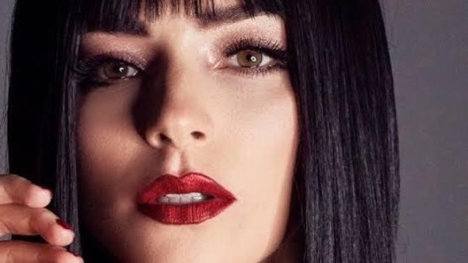 Merve Boluğur kırmızısımı pastel daylong kırmızısı mı?