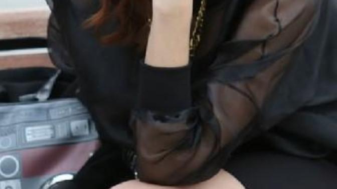 Kızlar, bu kızın yüzü ve bacakları güzel mi?