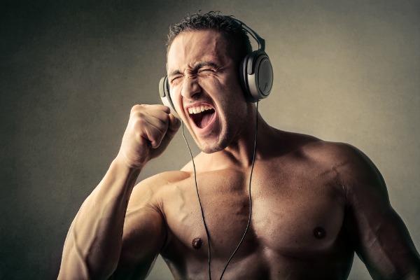 Yürüyüş ve koşu esnasında müzik keyfime keyif katacak bu sporcu kulaklıklarından hangisini seçmeliyim?