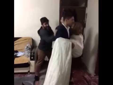 Cinselliğin ayıp olarak görüldüğü bir ülkede gelin ve damadı gerdeğe davul zurna ile sokmak ne garip değil mi?