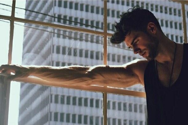 Erkekleri seksi gösteren, bir içim su dediğiniz kas grubu hangisi?
