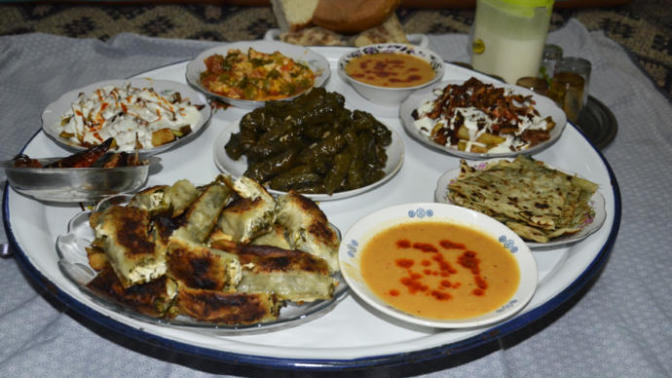 Yer sofrasında mı yemek yemeyi tercih ediyorsunuz yoksa masa sofrasında mı?
