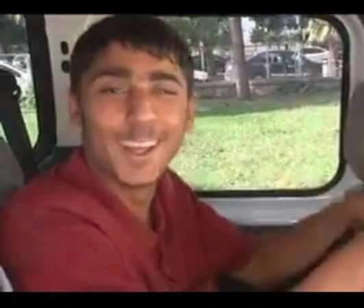 "Bir gülüşü var kelebek görse ömrü uzar" dediğiniz gülüşüne hayran olduğunuz Türk ünlü erkek kim?