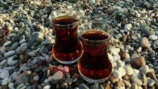 Diyor ki "çayı iki şekerli içerim çünkü birlikte erisinler." Ulan sanki biz halay çeksinler diye 23 şekerli mi içiyoruz?