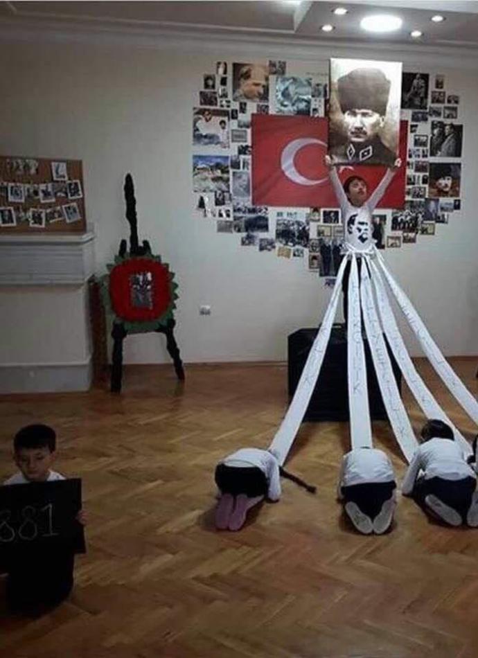 atatürk ve ilkelerine secde ederek şov yaptırılan anaokul çocukları