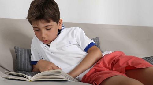 kitap okuyan çocuk