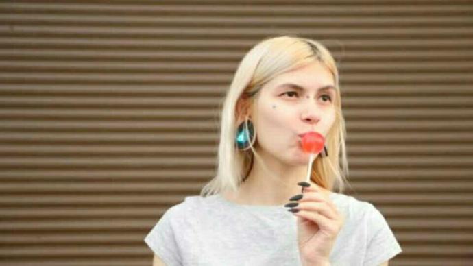 Lolipop yalayan kız?
