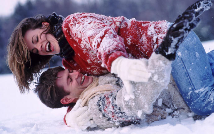 Kışın sevgiliyle karda yürümek mi daha romantik, yoksa sıcacık şöminenin önünde oturup sohbet etmek mi?