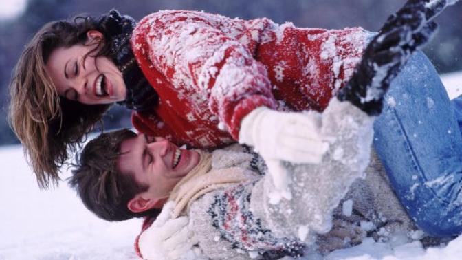 Kışın sevgiliyle karda yürümek mi daha romantik, yoksa sıcacık şöminenin önünde oturup sohbet etmek mi?