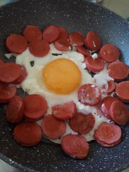 Sucuklu yumurta olur da sosisli yumurta olmaz mı 😀😀?