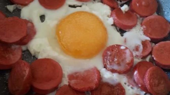 Sucuklu yumurta olur da sosisli yumurta olmaz mı 😀😀?