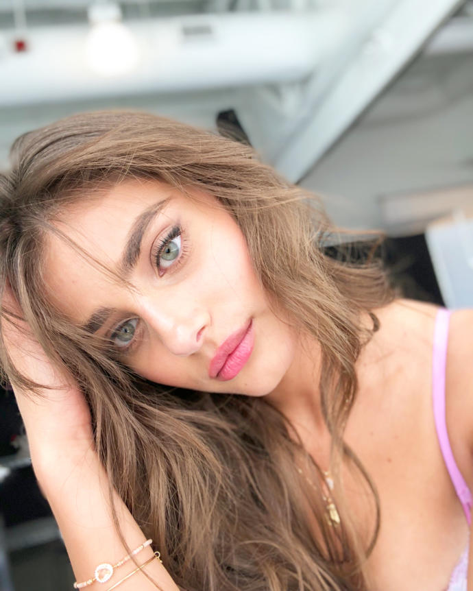 Barbara Palvin mi? Taylor Marie Hill mi? Sizce hangisi daha güzel?