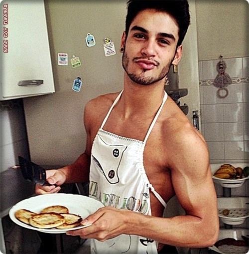 Kahvaltı hazırlayan erkek