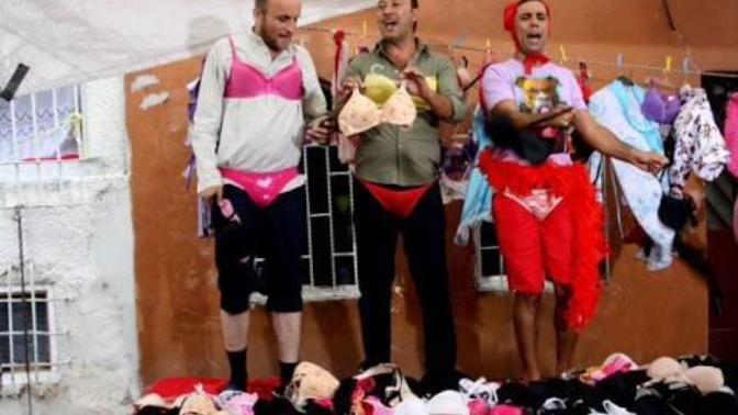 Pazar'da Erkeklerin bu vaziyet kadın iç çamaşırı satması normalmi?