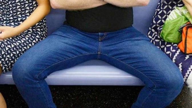 Neden erkekler toplu taşımada bacaklarını açarak oturur?