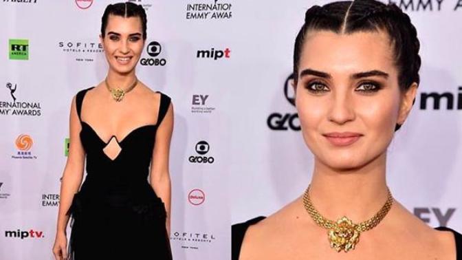 Tuba Büyüküstün'ün, Emmy Ödül Töreni'nde giydiği kıyafeti nasıl buldunuz?