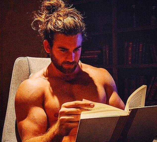 Karşı cinsi kitap okurken görmek