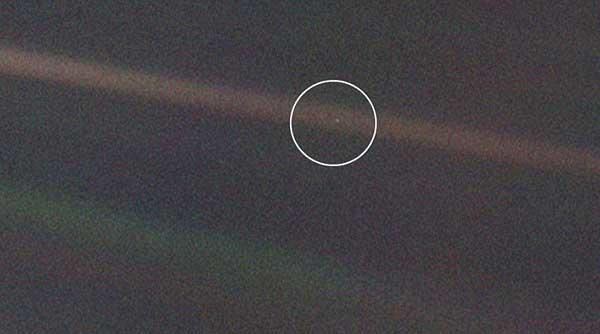 Voyager 1’in 1990 yılında 6.4 milyar kliometre uzaktan çektiği Dünya fotoğrafı.