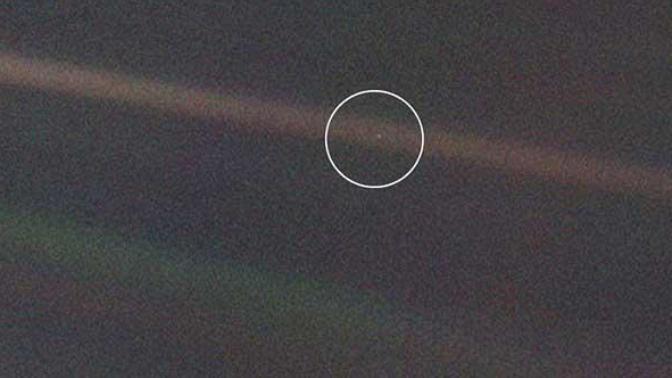 Voyager 1'in çektiği ve dünyanın bir toz zerresi gibi göründüğü resme Carl Sagan'ın yazdıkları insanı düşündürmüyor mu?