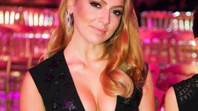 Hadise nin derin dekolteli fotoğrafı sosyal medyada çok beğenildi.. Peki ya siz beğendiniz mi?