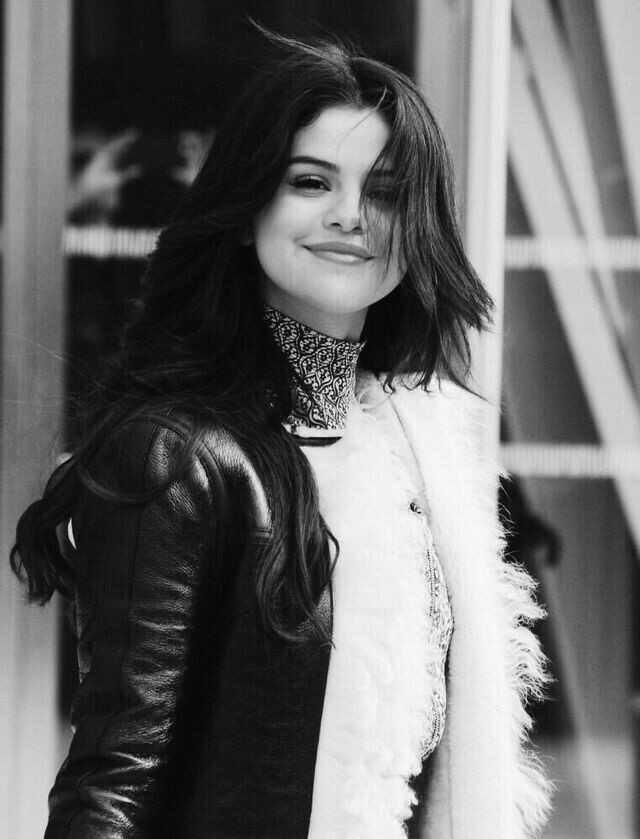 Selena Gomez minyon mu?