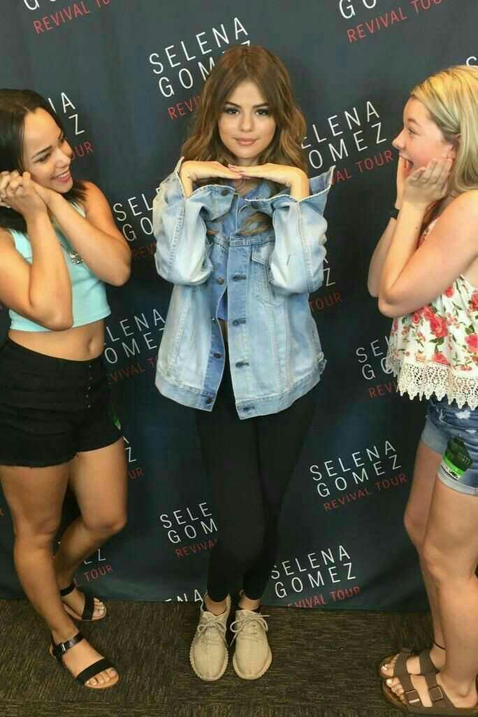 Selena Gomez minyon mu?