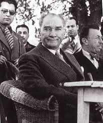 Sizce Atatürk abartılı yakışıklı mı?
