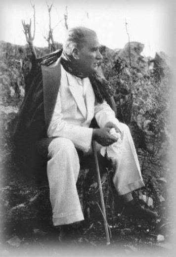 Sizce Atatürk abartılı yakışıklı mı?