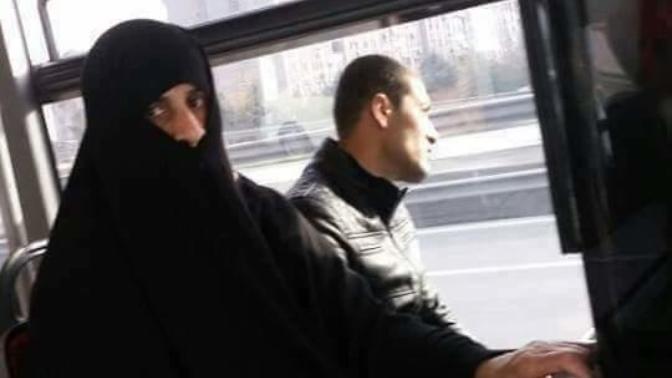 Abi bu nedir bu kara çarşaflı kadın mı erkek mi?