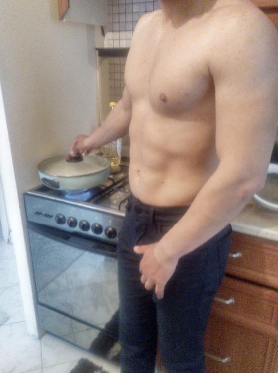 Size hangisi daha seksi geliyor? Yemek yapan kadın mı? Yemek yapan erkek mi?