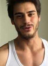 Bu oğlan yakışıklı mı kızlar?